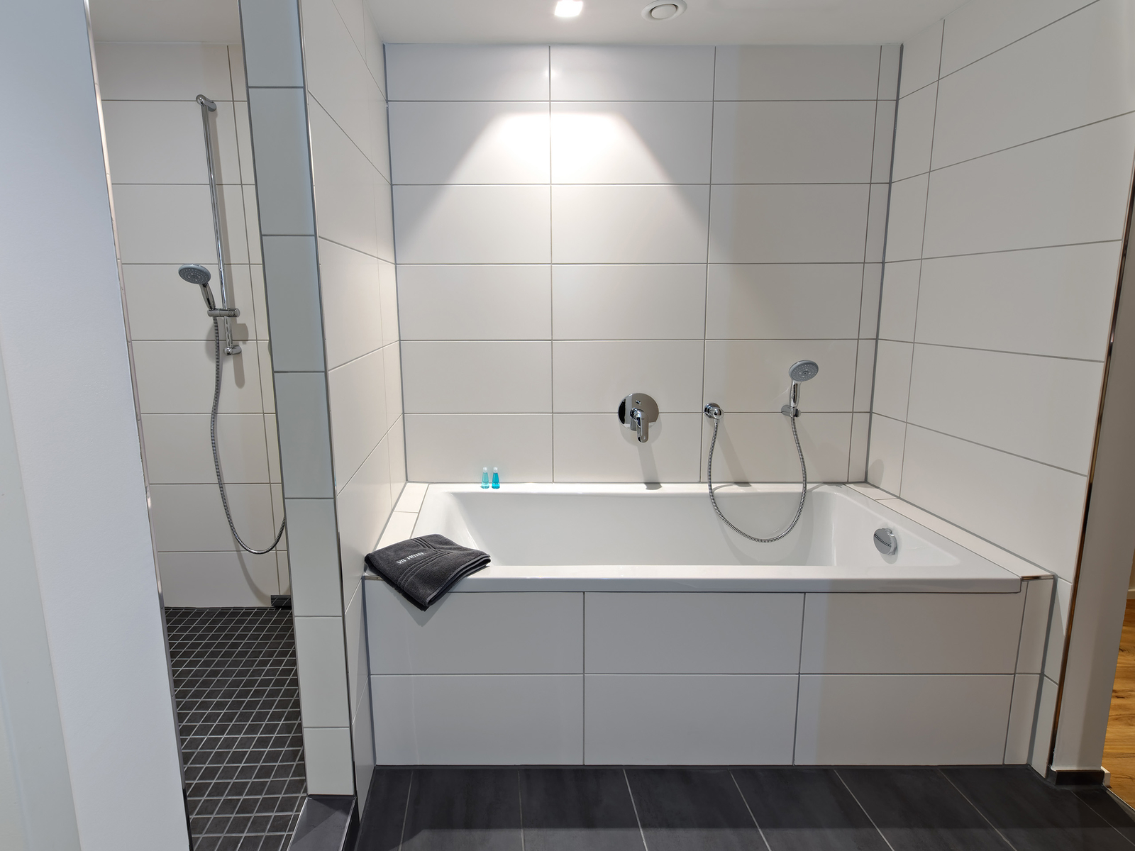 Helles Badezimmer mit Badewanne sowie separater Dusche eines Serviced Apartments in Böblingen.