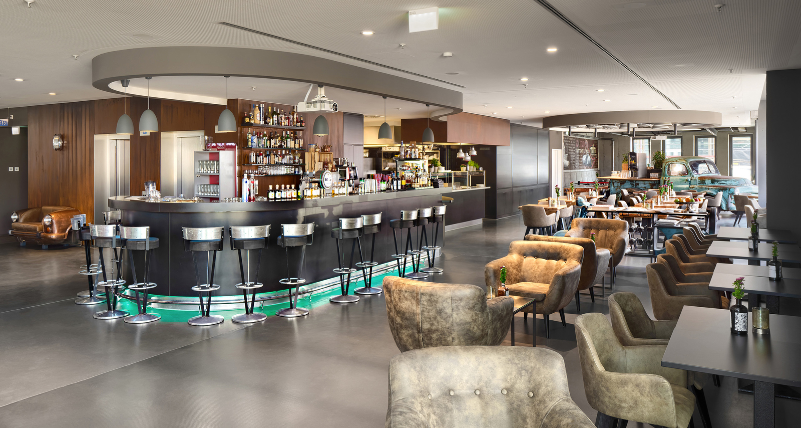 Einblick in die moderne beleuchtete Hotelbar im Restaurant PICK-UP in Böblingen