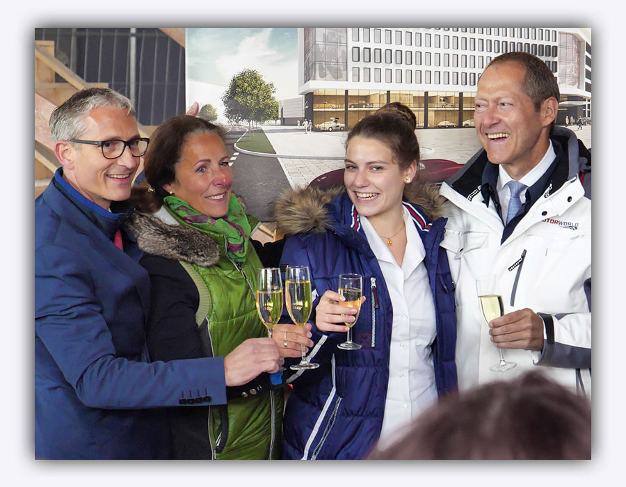 Sektumtrunk zum Richtfest des V8 Hotel Superior in Böblingen.