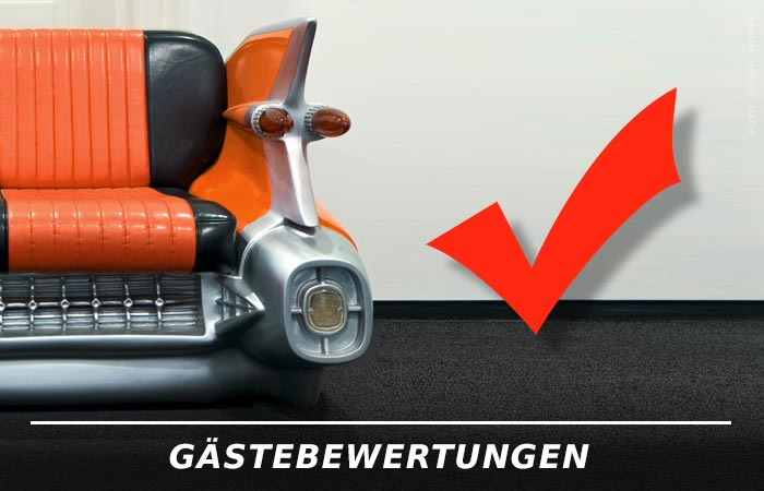 Sitzmöglichkeit aus Oldtimerbauteilen mit orange-schwarzem Lederbezug im Motorworld Hotel Stuttgart.
