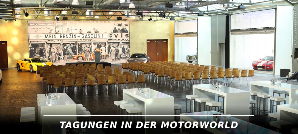 Hergerichteter Konferenzraum mit zahlreichen Sitzmöglichkeiten und mehreren Sportwagen im V8 Tagungshotel Böblingen.