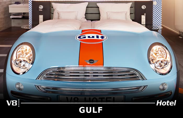 Themenzimmer Gulf mit hellblauem Mini Cooper Bett im Motorworld Hotel Stuttgart.