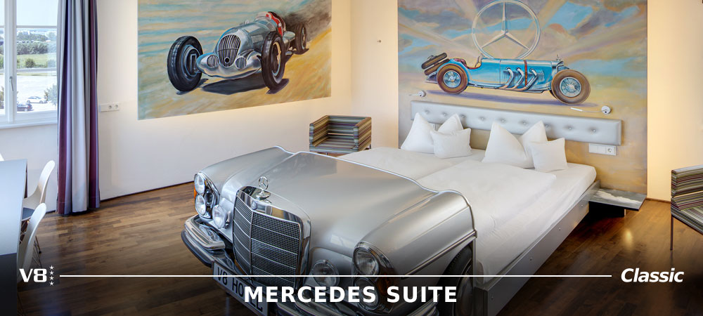 Safari Tuning Themenzimmer mit Doppelbett, Sitzmöglichkeit und bunter Tapete im Hotel in Böblingen.