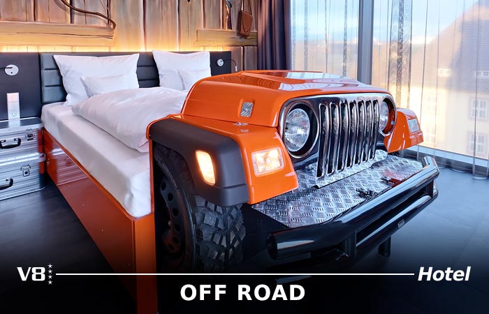 Themenzimmer Offroad mit orangenem Geländewagenbett im V8 Motorworld Hotel Stuttgart.