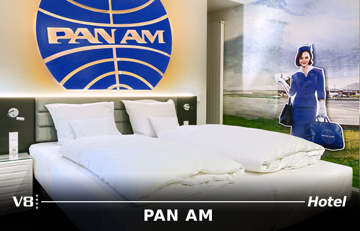 PAN AM Themenzimmer mit Flugbegleiterinnentapete im V8-Hotel Böblingen.