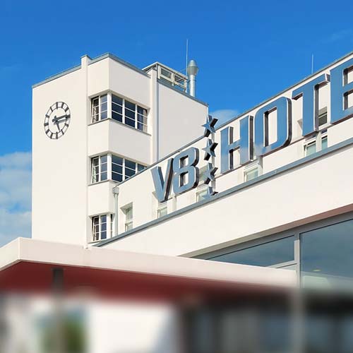 Außenansicht auf das V8 Motorworld Hotel Stuttgart.