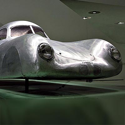 Alte Porsche Karosserie im Porsche Museum in Stuttgart. 