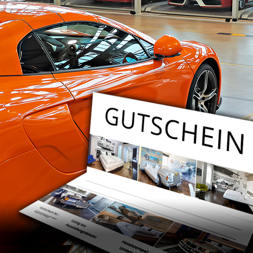 Gutschein für das V8 Themenhotel Böblingen mit orangenem Sportwagen im Hintergrund.
