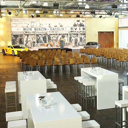 Tagungsraum mit Bestuhlung und Tischen sowie zwei Sportwagen im Tagungshotel Böblingen. 