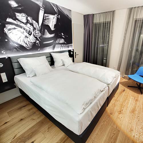 Superior Zimmer mit Rennfahrerfototapete im V8 Themenhotel Stuttgart. 