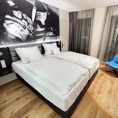 Superior Zimmer mit Rennfahrerfototapete im V8 Themenhotel Stuttgart. 