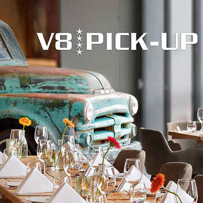 V8 Hotel PICK-UP Restaurant in Böblingen mit gedecktem Tisch und Oldtimer Fahrzeug im Hintergrund. 