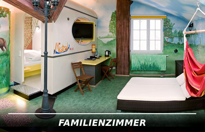 Familienzimmer mit bemalter Tapete und Camper im Garten im Themenhotel Stuttgart.