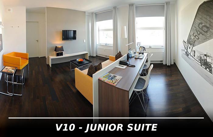 V 10 Junior Suite mit Wohnbereich und Arbeitstisch im Hotel in Böblingen.