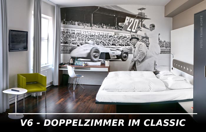 Doppelzimmer Classic mit Rennstrecken-Fototapete im V8 Hotel Böblingen.
