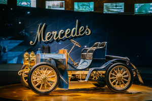 Historisches Mercedes-Fahrzeug im Mercedes-Benz Museum, eine der Sehenswürdigkeiten in Böblingen.