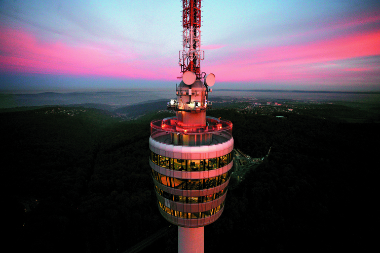 Blick von oben und bei Dämmerung auf den Fernsehturm in Stuttgart sowie in die einzelnen Stockwerke des hohen Gebäudes.