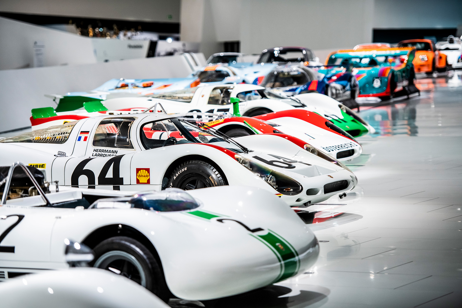 Mehrere Porsche-Sportwägen stehen aneinandergereiht im Porsche Museum als Sehenswürdigkeiten rund um Stuttgart.