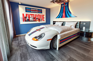 Martini-Racing-Themenzimmer mit Bett im Porsche-Design.
