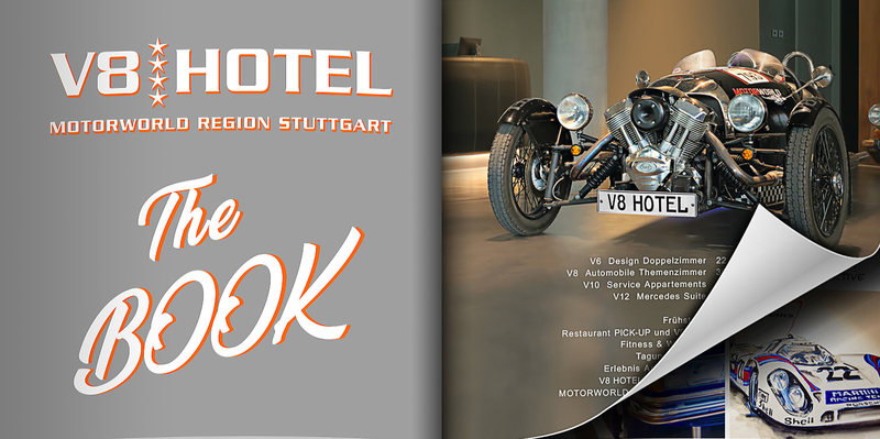 Das Bild zeigt eine aufgeschlagene Broschüre für das V8 Hotel in der Motorworld Region Stuttgart. Auf der linken Seite steht „The BOOK“ in großen, auffälligen Buchstaben. Rechts ist ein klassisches Fahrzeug, ein dreirädriger Oldtimer, zu sehen. Der Hintergrund zeigt ein modernes Hotelambiente.