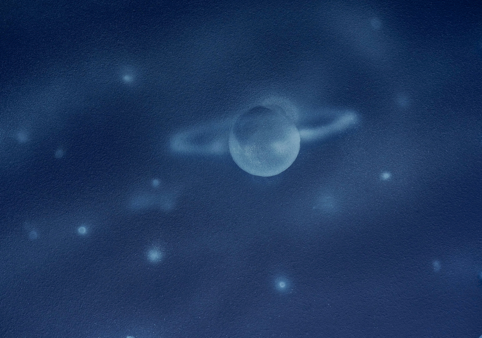 Ein Planet mit Ringen befindet sich vor einem dunklen, sternenübersäten Himmel. Die Farben sind sanft und die gesamte Szene vermittelt eine ruhige, mystische Atmosphäre des Weltraums.