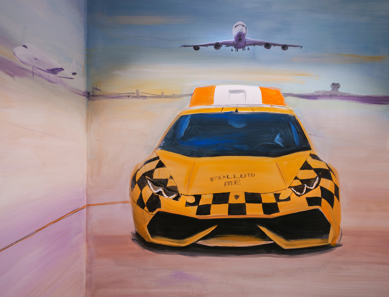 Ein gelbes Taxi mit einem schwarz-gelben Schachbrettmuster steht im Vordergrund. Auf der Motorhaube steht der Schriftzug „FOLLOW ME“. Im Hintergrund fliegt ein Flugzeug in den Himmel. Die Szene vermittelt einen Eindruck von einem Flughafen.