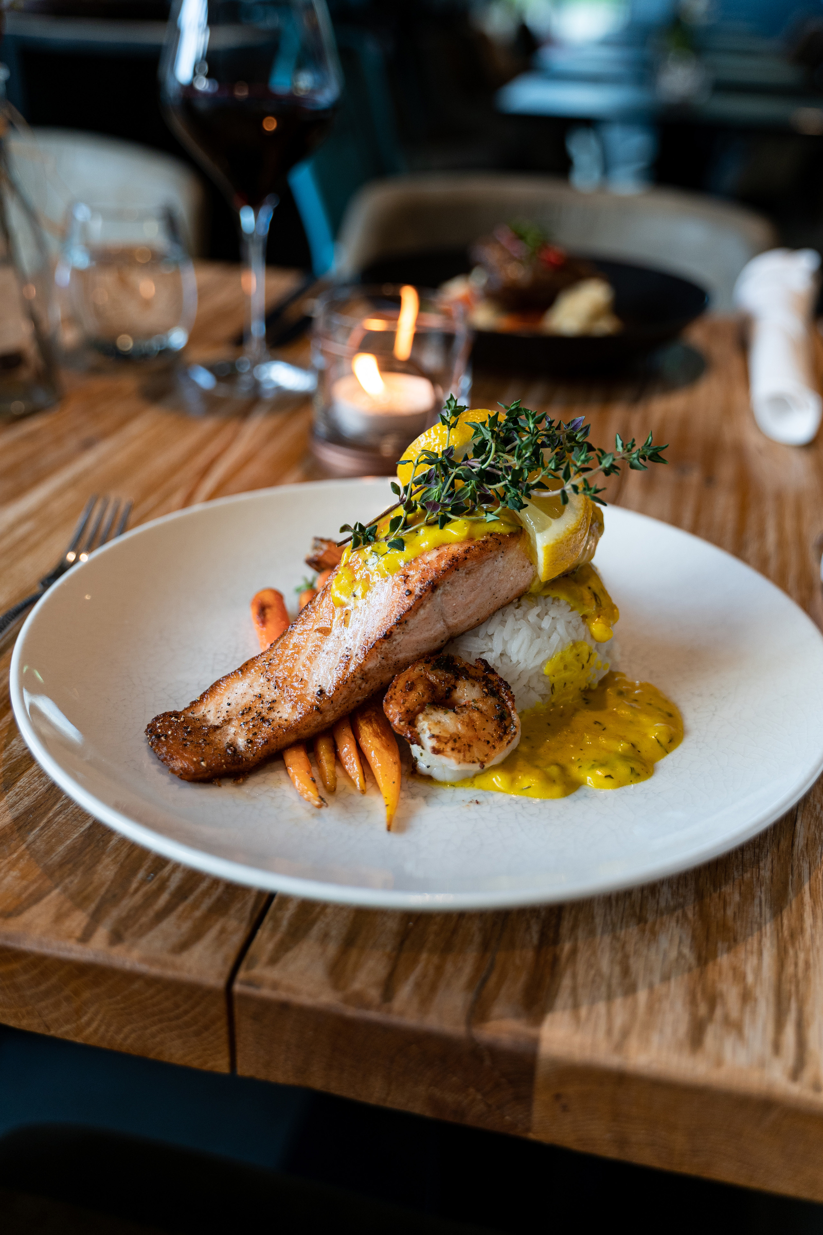 Nahaufnahme eines delikat angerichteten Tellers mit Hähnchen, Reis und Gemüse im Restaurant Böblingen.