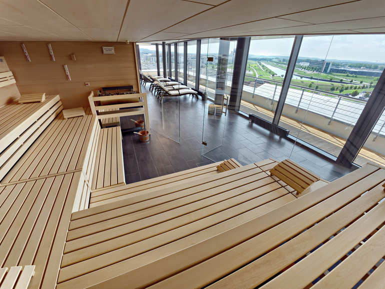 Große Holzsauna mit Glastüren und Blick durch bodentiefe Fenster in die Umgebung Stuttgarts.
