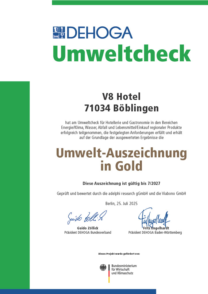 Das Bild zeigt eine Umwelt-Ausrichtung in Gold für das V8 Hotel in Böblingen. Die Auszeichnung dokumentiert die Erfüllung bestimmter Umweltkriterien im Hotel- und Gastronomiebereich und ist bis Juli 2027 gültig. Ausgestellt am 25. Juli 2025 von DEHOGA.