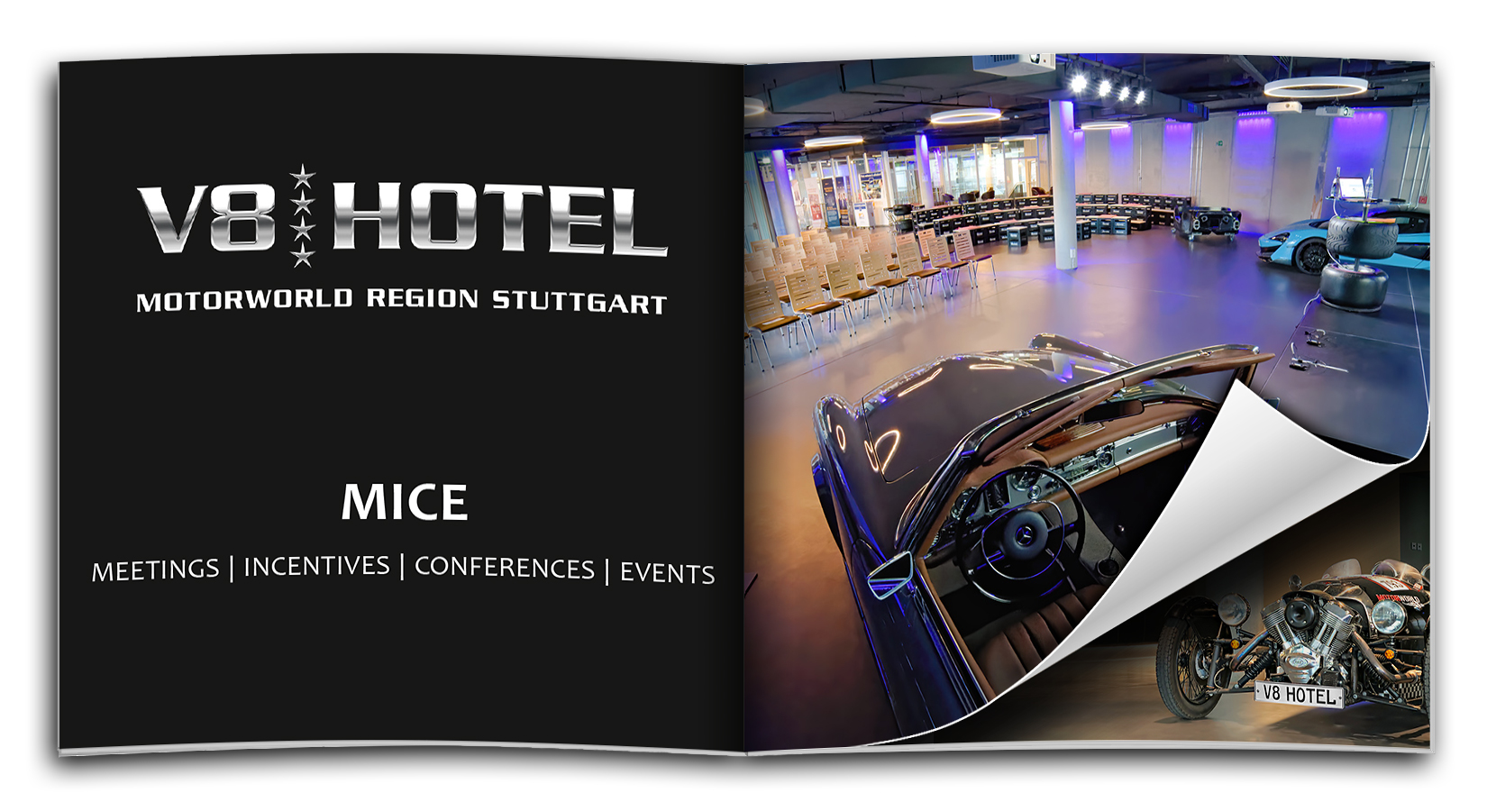 Das Bild zeigt eine Präsentation des V8 Hotels in der Motorworld Region Stuttgart. Im Vordergrund ist ein stilvolles Auto zu sehen, während im Hintergrund ein heller Veranstaltungsraum mit Stühlen für Meetings und Events abgebildet ist. Der Fokus liegt auf der einzigartigen Kombination von Automobilkultur und Geschäftsanlässen.