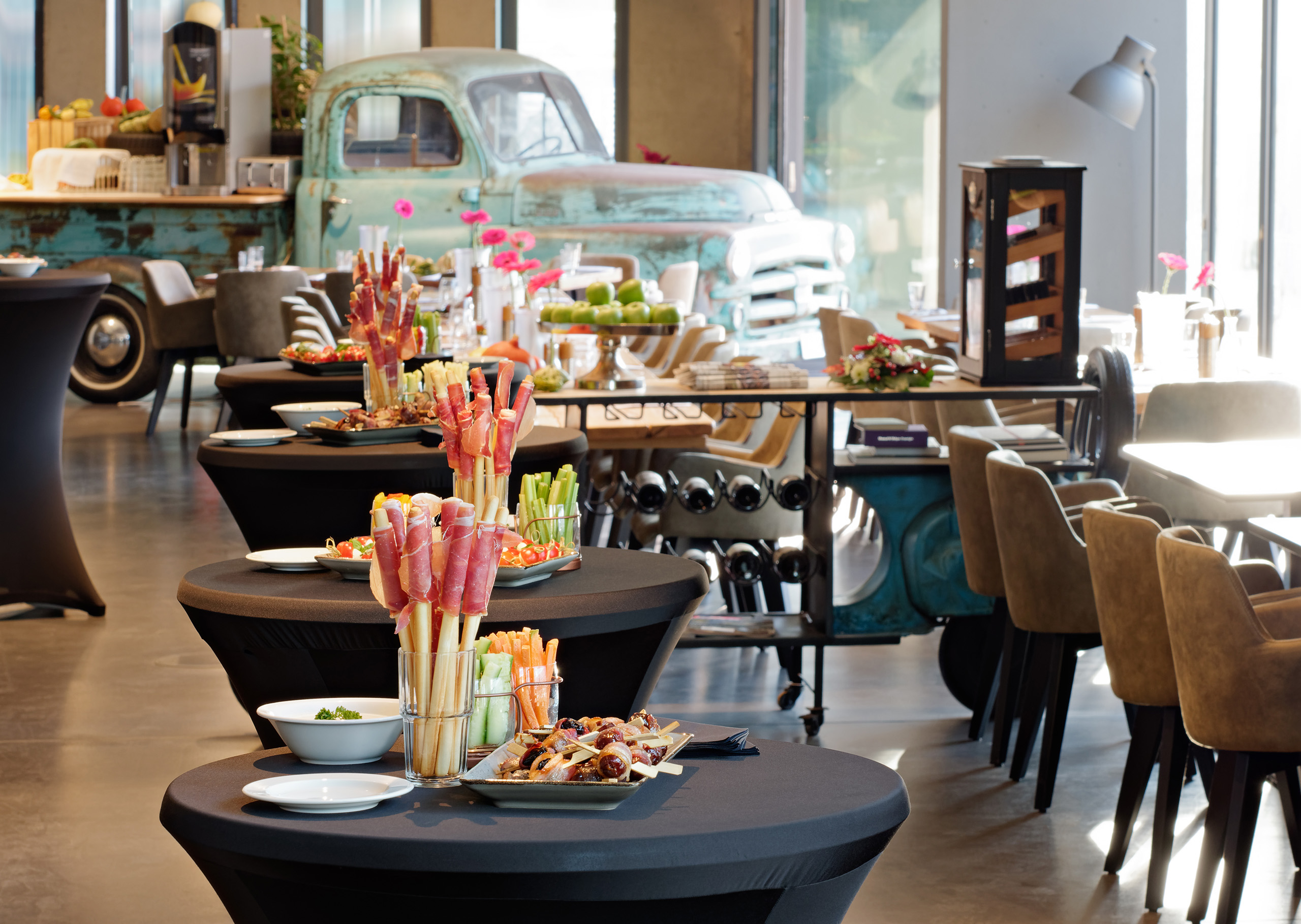 Buffetaufbau mit Retro-Deko im Tagungshotel Böblingen – ideal für Veranstaltungen.
