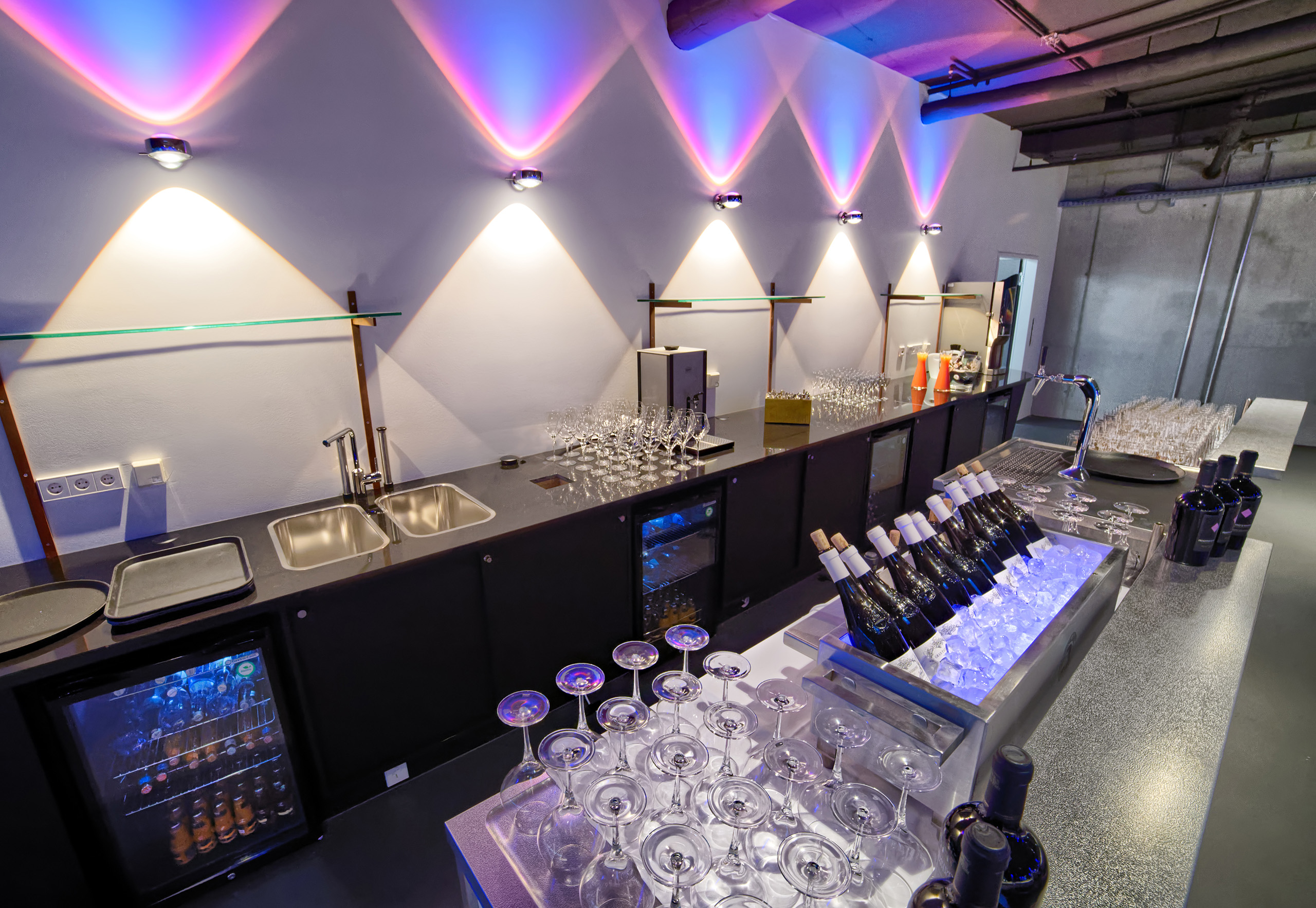 Blick von oben auf eine vorbereitete Bar mit mehreren Gläsern und gekühlten Getränken in der Eventlocation Böblingen.